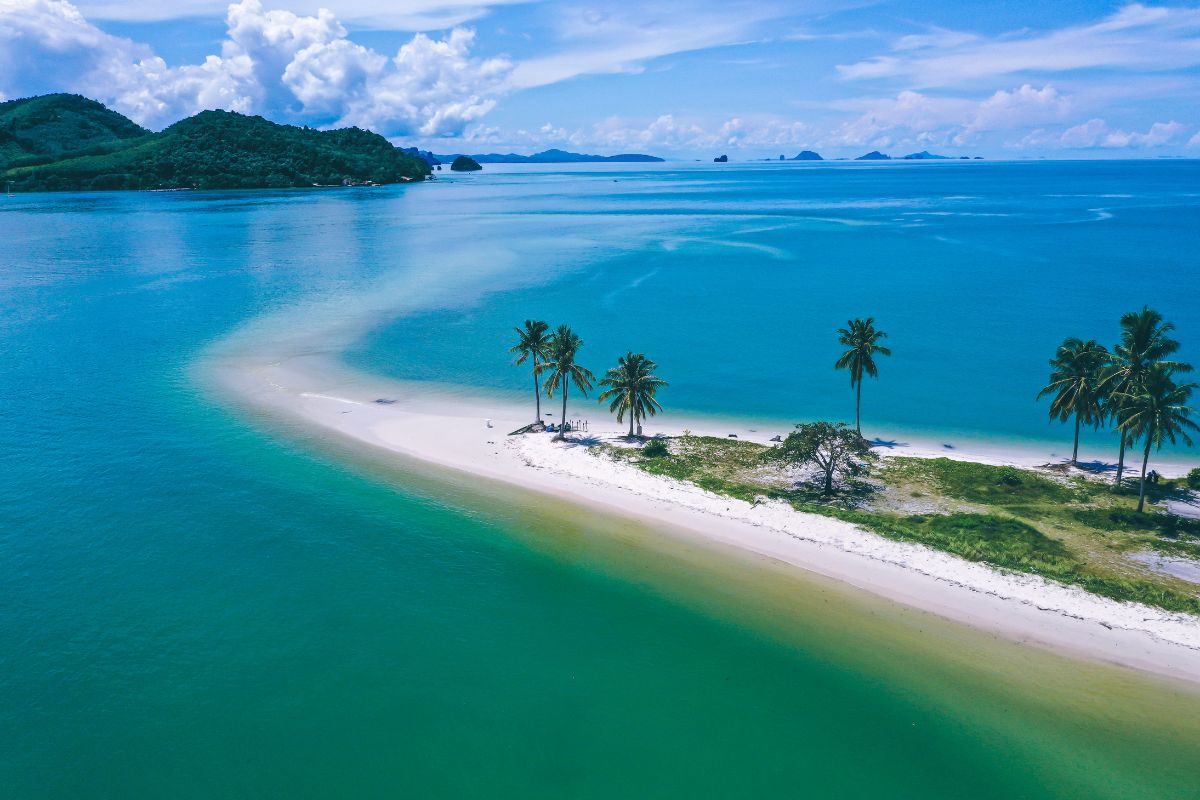 Haben Sie genug von überfüllten Stränden und überhöhten Preisen? Hier finden Sie ein Paradies für einen sonnigen Urlaub ohne Touristenmassen und die hohen Preise von Phuket.