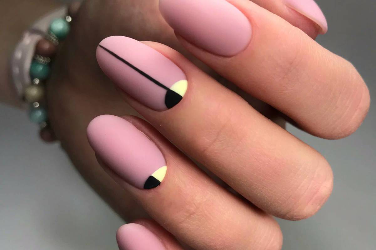 Nicht mehr French Manicure. Jetzt wollen alle Frauen „Leinen-Nägel” tragen.