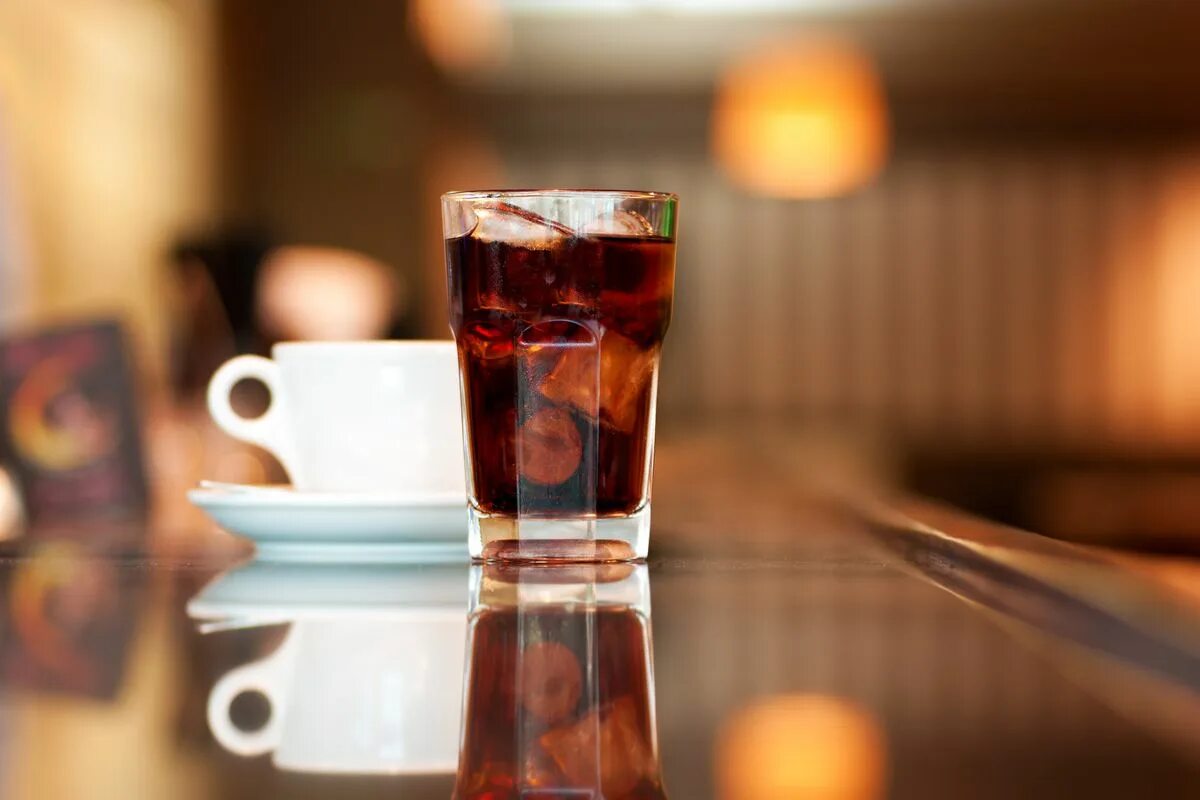 Fügen Sie Ihrem Kaffee ein beliebtes kohlensäurehaltiges Getränk hinzu. Diese Mischung belebt vom ersten Schluck an.