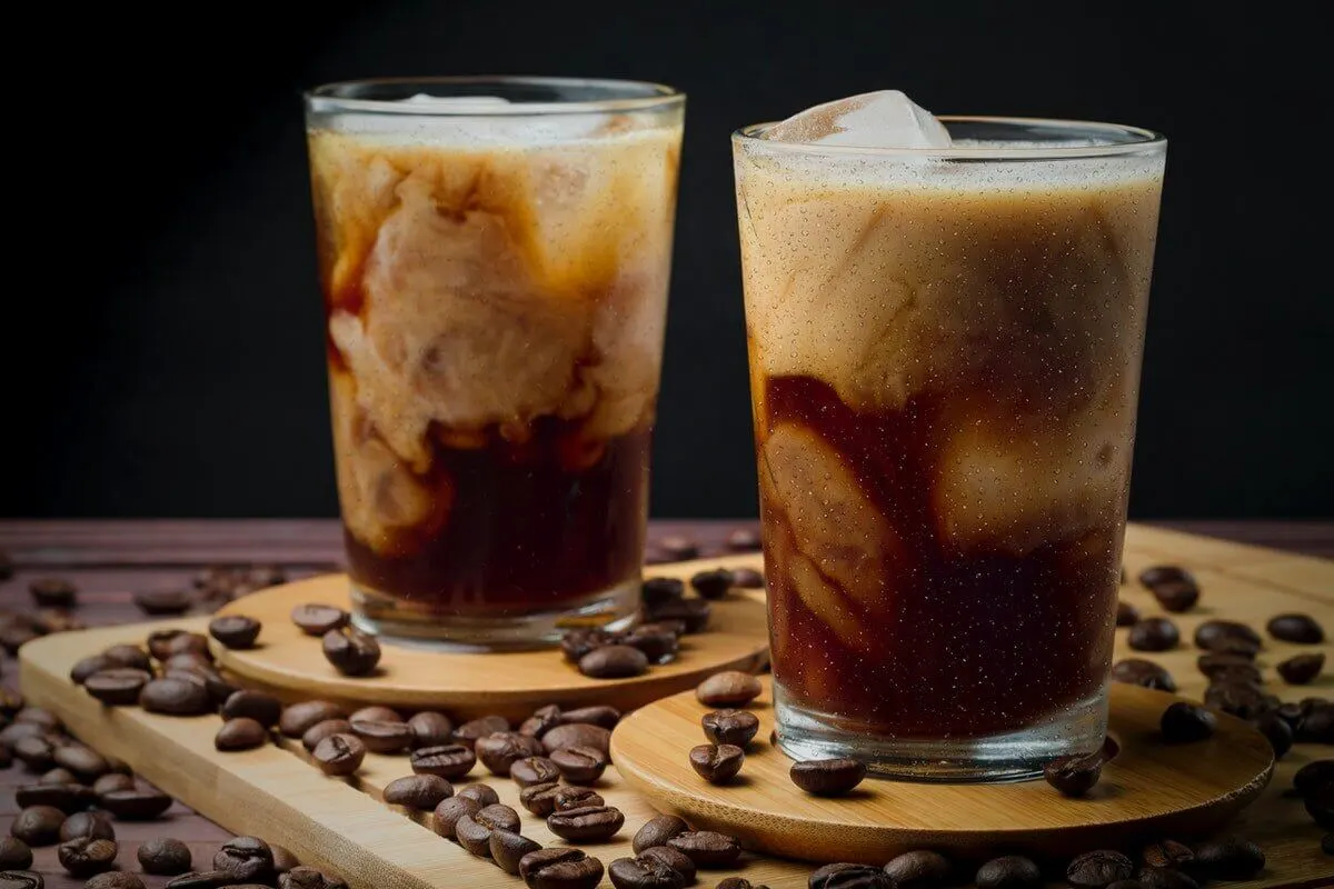 Fügen Sie Ihrem Kaffee ein beliebtes kohlensäurehaltiges Getränk hinzu. Diese Mischung belebt vom ersten Schluck an.